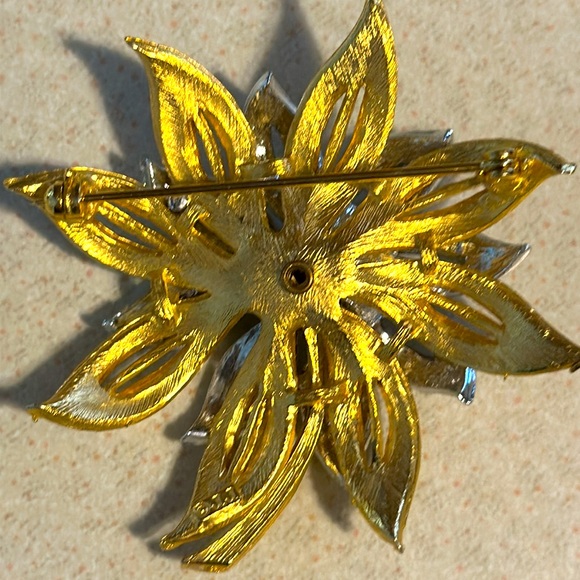 Beautiful JJ gold tone and silver tone rhinestone flower broach (745) - Picture 4 of 5
